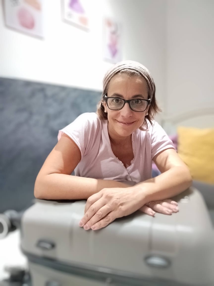 Magui, licenciada en Turismo, junto a una valija